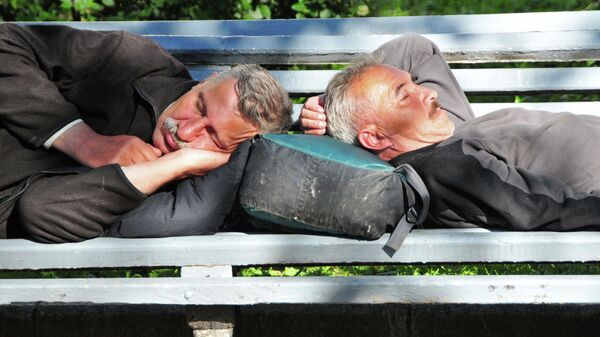 Спящие мужчины. Архивное фото - Sputnik Кыргызстан