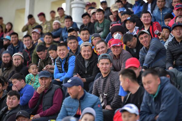 Победу в кок-бору одержала команда Свердловского района столицы Келечек, игрокам вручили 350 тысяч сомов. Победу в кок-бору одержала команда Свердловского района столицы Келечек, игрокам вручили 350 тысяч сомов. - Sputnik Кыргызстан