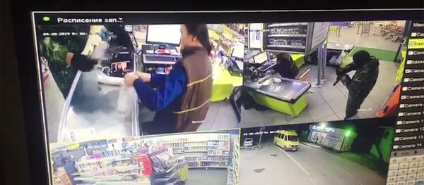 На видео попало дерзкое ограбление маркета в Бишкеке На видео попало дерзкое ограбление маркета в Бишкеке - Sputnik Кыргызстан