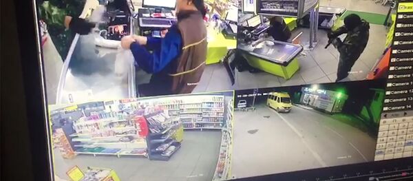 Бишкекте эки киши супермаркетти тоноп кетти. Учурдун видеосу Бишкекте эки киши супермаркетти тоноп кетти. Учурдун видеосу - Sputnik Кыргызстан