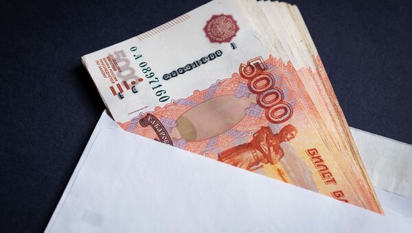 Конверт с российскими рублями. Архивное фото - Sputnik Кыргызстан