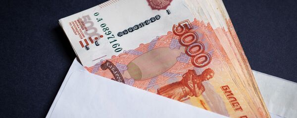 Конверт с российскими рублями - Sputnik Кыргызстан