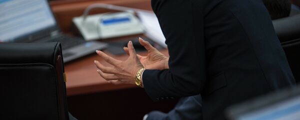 Депутат на заседаним Жогорку Кенеша - Sputnik Кыргызстан
