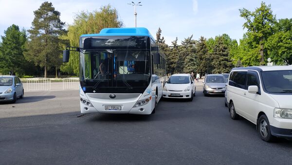 В Бишкеке в первый же день работы один из новых китайских автобусов попал в небольшое ДТП - Sputnik Кыргызстан