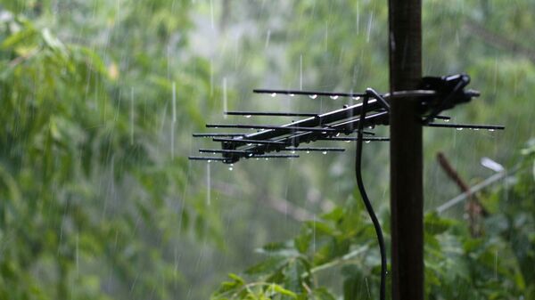 Телевизионная антенна во время дождя. Архивное фото - Sputnik Кыргызстан