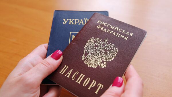 Паспорта гражданина Российской Федерации и гражданина Украины. Архивное фото - Sputnik Кыргызстан