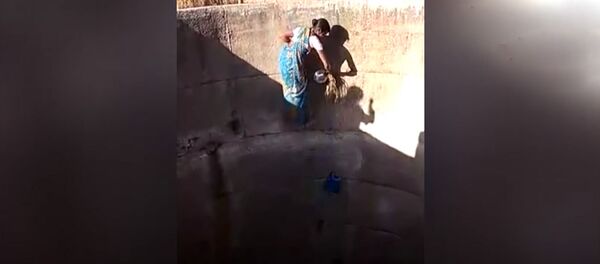 Рискуя жизнью, женщины опускаются на дно 20-метровых скважин за водой. Видео - Sputnik Кыргызстан