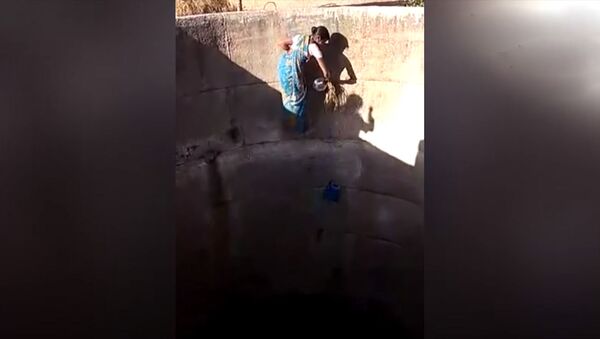 Рискуя жизнью, женщины опускаются на дно 20-метровых скважин за водой. Видео - Sputnik Кыргызстан
