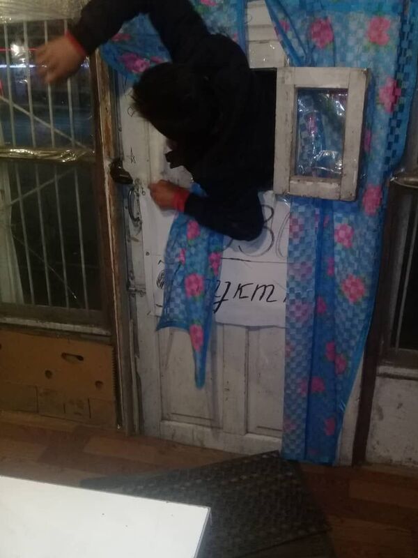 Подросток застрял в окошке, пытаясь ограбить магазин в Сокулуке, — фото - Sputnik Кыргызстан