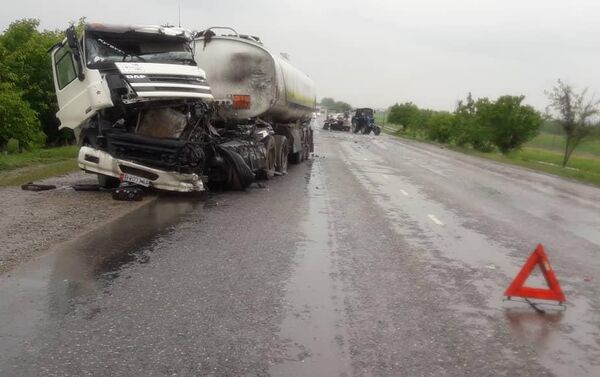 В селе Шамалды-Сай Джалал-Абадской области микроавтобус Mercedes-Benz 711 (Gigant) столкнулся с бензовозом, погиб человек - Sputnik Кыргызстан