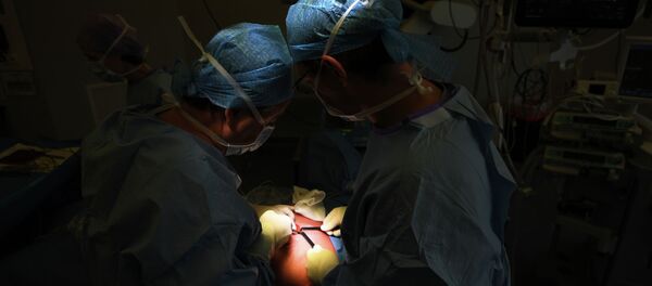 Хирурги во время операции. Архивное фото - Sputnik Кыргызстан