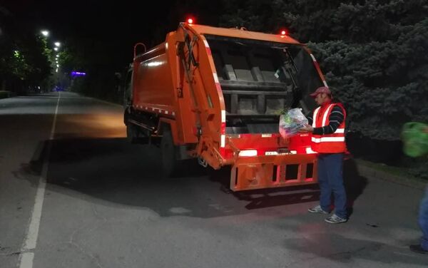 В уборке мусора были задействованы 60 человек и семь единиц спецтехники. - Sputnik Кыргызстан