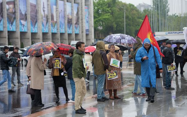В Бишкеке проходят два митинга против работ на урановом месторождений в Иссык-Кульской области - Sputnik Кыргызстан