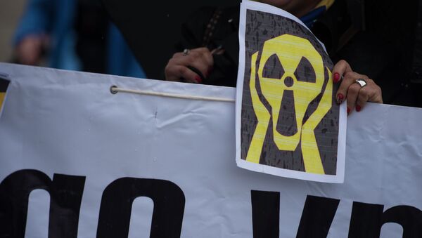 Митингующие на площади Ала-Тоо против работ на урановом месторождений в Иссык-Кульской области - Sputnik Кыргызстан