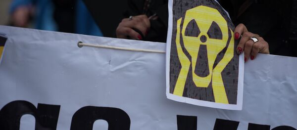 Митингующие на площади Ала-Тоо против работ на урановом месторождений в Иссык-Кульской области - Sputnik Кыргызстан