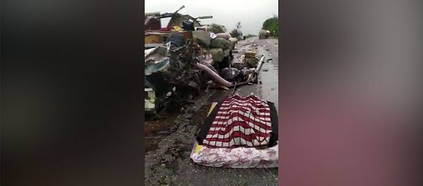 Разорванный бус и искореженный бензовоз — видео с места ДТП в Джалал-Абаде - Sputnik Кыргызстан