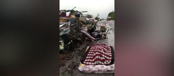 Жалал-Абад: бус менен май куйган унаа талкаланып кеткен. Кырсыктан кийинки видео - Sputnik Кыргызстан