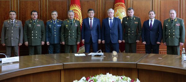 Президент Сооронбай Жээнбеков Бишкектеги жыйынга келген ЖККУга мүчө мамлекеттердин коргоо министрлерин кабыл алды - Sputnik Кыргызстан