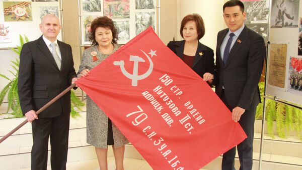 Церемония вручения депутатам БГК и координаторам акции Бессмертный полк копий знамени Победы - Sputnik Кыргызстан