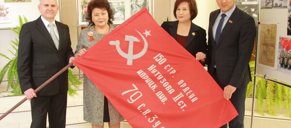 Церемония вручения депутатам БГК и координаторам акции Бессмертный полк копий знамени Победы - Sputnik Кыргызстан