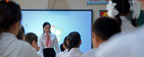 Президент Алмазбек Атамбаев посетил школу-интернат имени Тоголока Молдо - Sputnik Кыргызстан