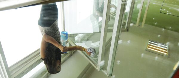 Школьница моет окно. Архивное фото - Sputnik Кыргызстан