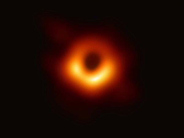 Изображение черной дыры в центре галактики M87, полученное с помощью телескопа Event Horizon Telescope - Sputnik Кыргызстан