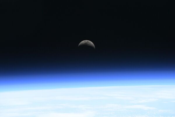 Восход Луны над атмосферой - Sputnik Кыргызстан
