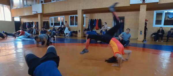 Айсулуу Тыныбекова килемде чимирилгенде... Балбандын машыккан видеосу - Sputnik Кыргызстан