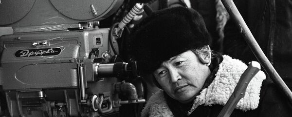 Кыргыздын Урусевскийи менен жылмайган Аринбасарова. Уландагы таберик сүрөт Кыргыздын Урусевскийи менен жылмайган Аринбасарова. Уландагы таберик сүрөт - Sputnik Кыргызстан