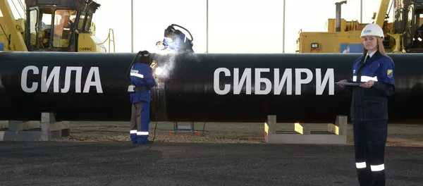 Сварка шва на церемонии соединения первого звена магистрального газопровода Сила Сибири . Архивное фото Сварка шва на церемонии соединения первого звена магистрального газопровода Сила Сибири . Архивное фото - Sputnik Кыргызстан