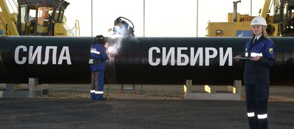 Сварка шва на церемонии соединения первого звена магистрального газопровода Сила Сибири . Архивное фото Сварка шва на церемонии соединения первого звена магистрального газопровода Сила Сибири . Архивное фото - Sputnik Кыргызстан