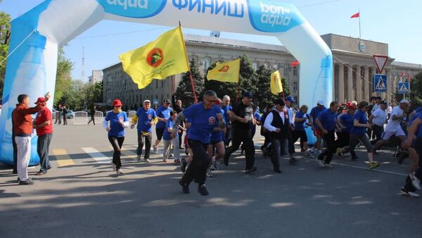 Легкоатлетический забег Мир–2019 на Старой площади Бишкек - Sputnik Кыргызстан