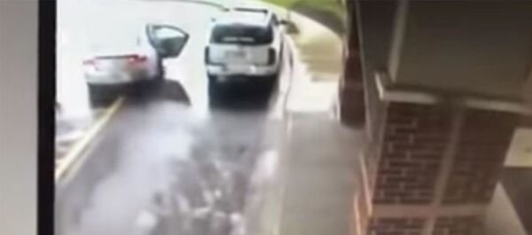 Маленький мальчик спас себя и сестру от преступника — видео - Sputnik Кыргызстан