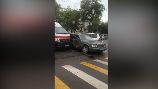 Скорая и Mercedes столкнулись в центре Бишкека — видео после ДТП - Sputnik Кыргызстан