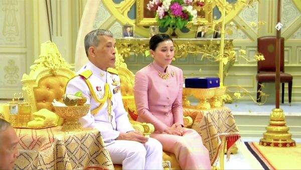 Король Таиланда Маха Вачиралонгкорн (Рама Х) во время церемонии бракосочетания с Сутхидой Вачиралонгкорн - Sputnik Кыргызстан
