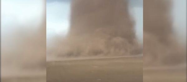 Страшные кадры — на видео попал гигантский торнадо в Румынии - Sputnik Кыргызстан