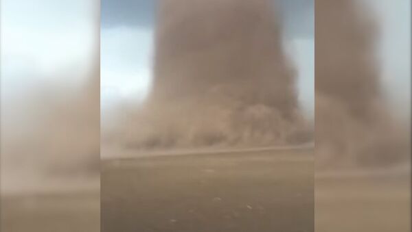 Страшные кадры — на видео попал гигантский торнадо в Румынии - Sputnik Кыргызстан