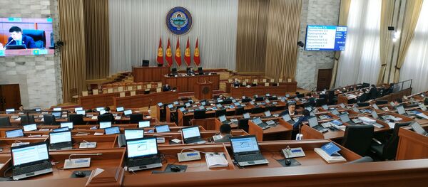 Депутаты на заседании Жогорку Кенеша - Sputnik Кыргызстан