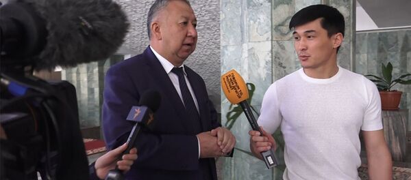 Матраимовдордун турнирине эмнеге бардыңыз? Бороновдун жооп бербей качкан видеосу Матраимовдордун турнирине эмнеге бардыңыз? Бороновдун жооп бербей качкан видеосу - Sputnik Кыргызстан