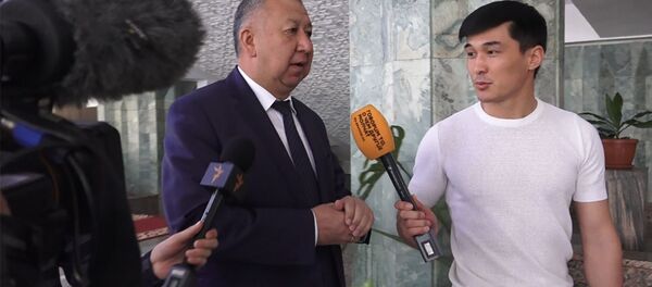 Кубатбек Боронов рассказал, зачем ездил на мероприятие Матраимовых. Видео - Sputnik Кыргызстан