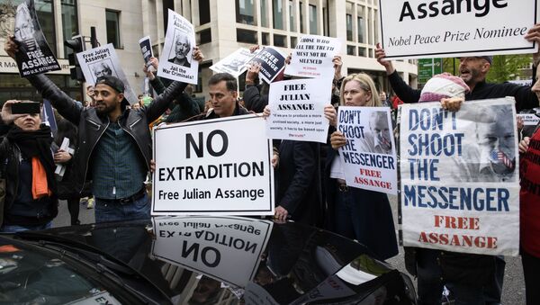 Акция сторонников Дж. Ассанжа в Лондоне - Sputnik Кыргызстан