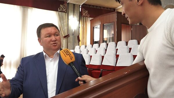 Бир айда канча тойго барасыз? Таң калган, чочуган депутаттардын жообу видеодо - Sputnik Кыргызстан