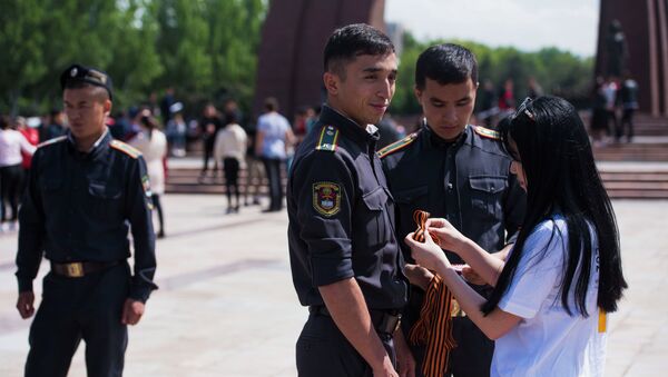 Вручение георгиевских ленточек участникам ежегодной акции Вальс Победы - Sputnik Кыргызстан