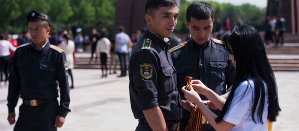 Вручение георгиевских ленточек участникам ежегодной акции Вальс Победы Вручение георгиевских ленточек участникам ежегодной акции Вальс Победы - Sputnik Кыргызстан