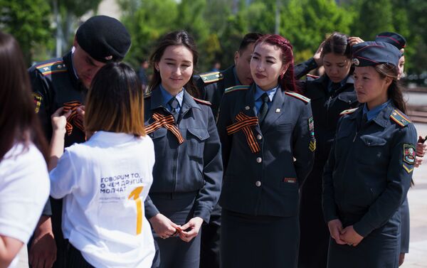 Жеңиштин символун жогорку окуу жайдын студенттери, шаардагы мектептердин окуучулары, Кыргызстан элинин ассоциациясынын жаштар канаты жана чыгармачыл жамааттын өкүлдөрү алышты - Sputnik Кыргызстан