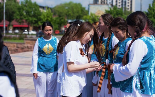 Акция Вальс Победы, организованная фондом Евразийцы — новая волна, вот уже пять лет любимое и зрелищное мероприятие горожан и гостей столицы - Sputnik Кыргызстан