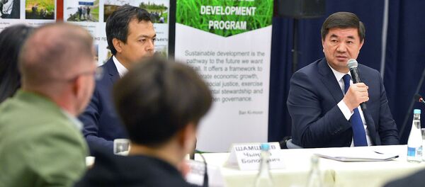 Премьер-министр Кыргызстана Мухаммедкалый Абылгазиев на встрече с активистами Премьер-министр Кыргызстана Мухаммедкалый Абылгазиев на встрече с активистами - Sputnik Кыргызстан