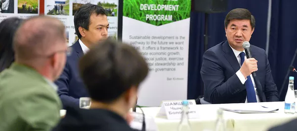 Премьер-министр Кыргызстана Мухаммедкалый Абылгазиев на встрече с активистами Премьер-министр Кыргызстана Мухаммедкалый Абылгазиев на встрече с активистами - Sputnik Кыргызстан