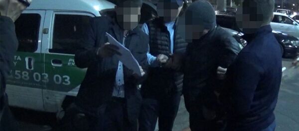 Видео задержания сотрудника Соцфонда в дождливый вечер в Бишкеке Видео задержания сотрудника Соцфонда в дождливый вечер в Бишкеке - Sputnik Кыргызстан